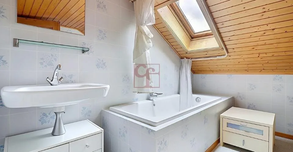 Immeuble de rendement idéalement situé en plein centre du village – Foto 5 von 7