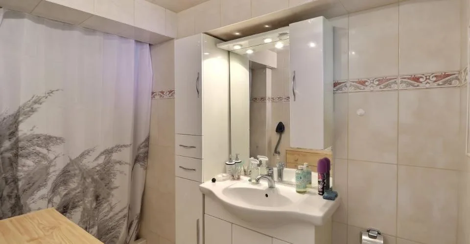 IMMEUBLE DE 4 APPARTEMENTS A RENOVER AVEC VUE PANORAMIQUE EXCEPTIONNELLE SUR LE LAC LEMAN ET LES ALPES – photo 10 sur 13