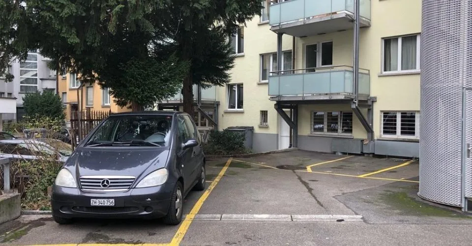 Aussenparkplatz direkt beim Bahnhof Enge – foto 2 di 2
