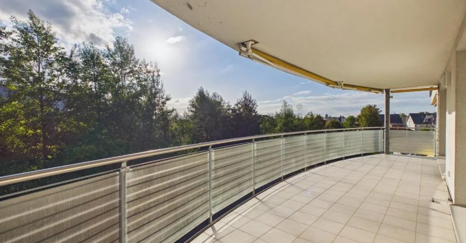 Concept d'espace lumineux, accès par ascenseur et place de parking dans le garage souterrain – photo 19 sur 22