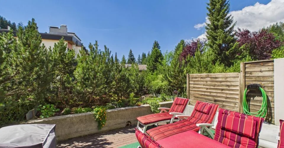 RÉSERVÉ - Terrasse ensoleillée et accès exclusif aux installations de piscine et de sport – Foto 9 von 11