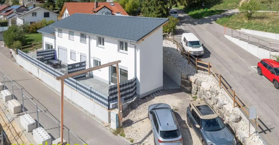 Propriété avec 3 maisons en rangée – Foto 2 von 12