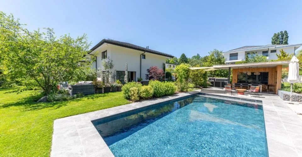 Villa contemporaine avec piscine – Foto 2 von 12