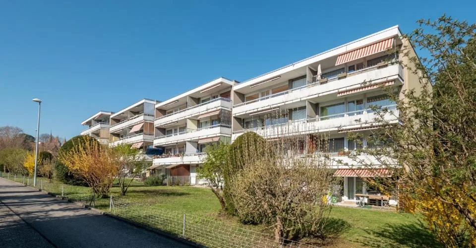 Logement de 3.5 pièces au 1er étage avec balcon – Foto 2 von 7