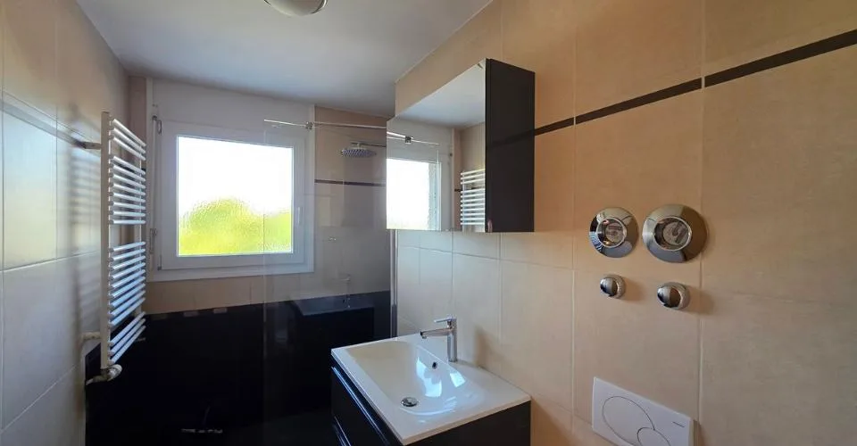 Appartement 5,5 pièces avec terrasse, garage double et place de parc extérieure – Foto 11 von 13