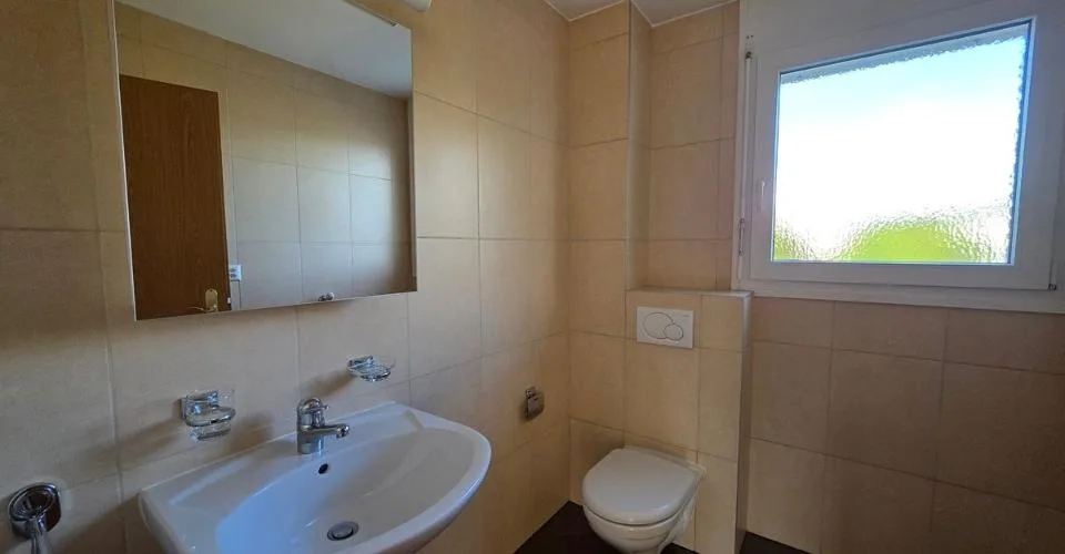 Appartement 5,5 pièces avec terrasse, garage double et place de parc extérieure – Foto 10 von 13