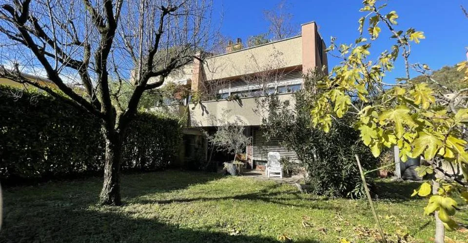 SPAZIOSA CON GIARDINO E TERRAZZE – photo 2 sur 6