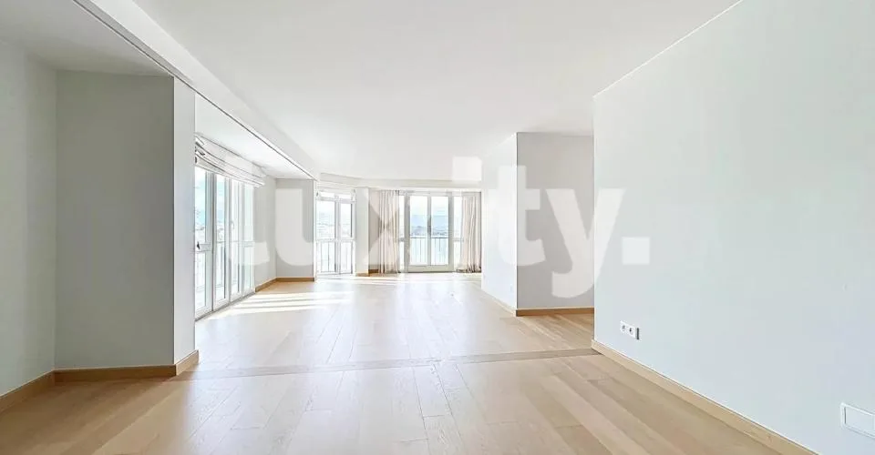 Modern apartment with lake view – photo 5 of 6