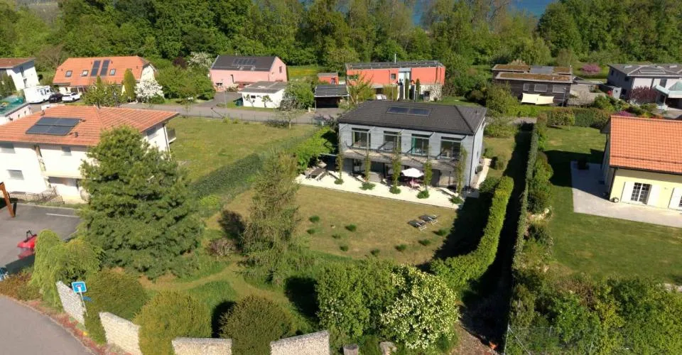 VILLA CONTEMPORAINE MINERGIE DANS UN ENVIRONNEMENT PRIVILÉGIÉ – Foto 2 von 26