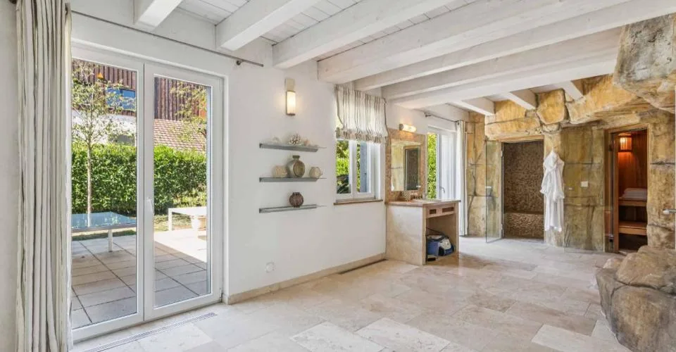 Proprietà eccezionale con piscina interna e area benessere – foto 24 di 26