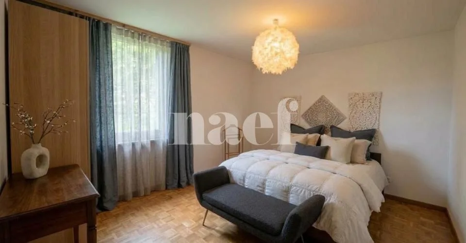 Appartement de 5.5 pièces au rez-de-chaussée avec cheminée et balcon – Foto 4 von 9
