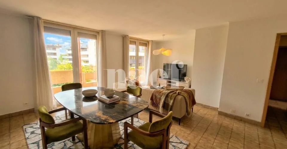 Appartement de 5.5 pièces au rez-de-chaussée avec cheminée et balcon – Foto 3 von 9