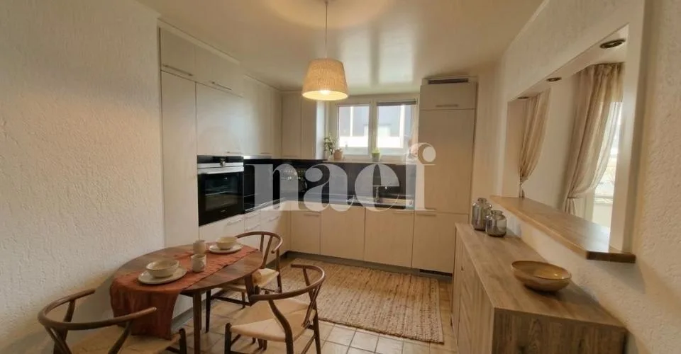 Appartement de 5.5 pièces au rez-de-chaussée avec cheminée et balcon – Foto 2 von 9