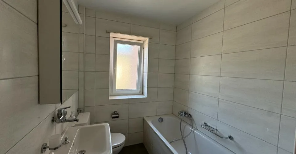 Appartement de 3 piÃ¨ces au 1er Ã©tage entiÃ¨rement rÃ©novÃ© – Foto 2 von 9