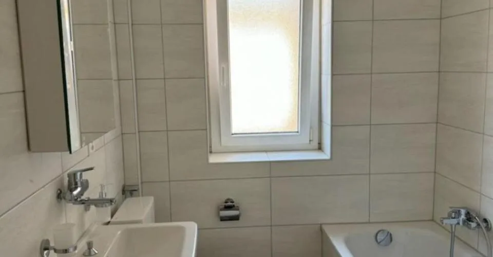Appartement de 3 piÃ¨ces au 1er Ã©tage entiÃ¨rement rÃ©novÃ© – Foto 3 von 9