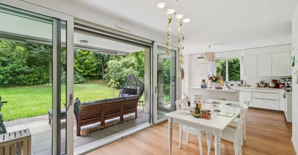 MAGNIFIQUE APPARTEMENT AVEC 4 CHAMBRES & 1300 M² DE JARDIN ! – Foto 4 von 13
