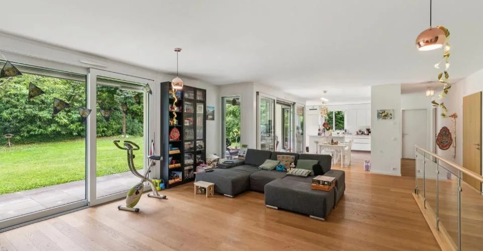 MAGNIFIQUE APPARTEMENT AVEC 4 CHAMBRES & 1300 M² DE JARDIN ! – Foto 2 von 13