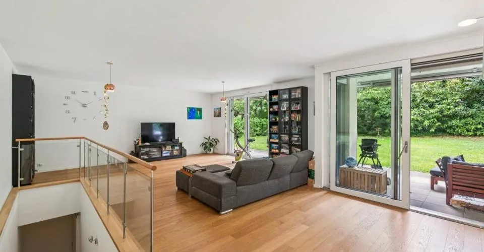 MAGNIFIQUE APPARTEMENT AVEC 4 CHAMBRES & 1300 M² DE JARDIN ! – Foto 3 von 13
