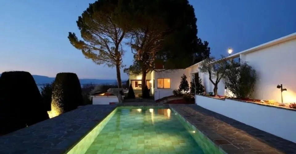 Superbe villa atypique surplombant le lac – photo 3 sur 10