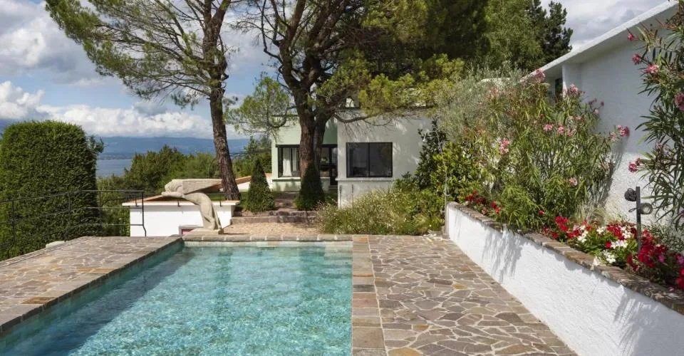 Superbe villa atypique surplombant le lac – photo 5 sur 10