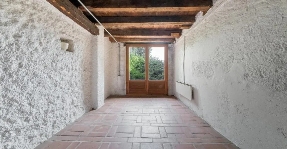 Maison villageoise et grange à fort potentiel – photo 5 sur 13
