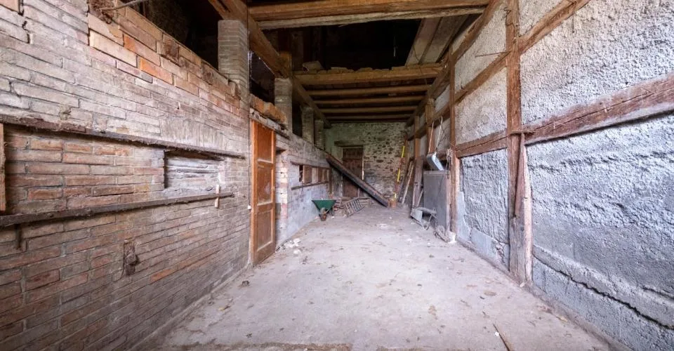 Maison villageoise et grange à fort potentiel – photo 10 sur 13