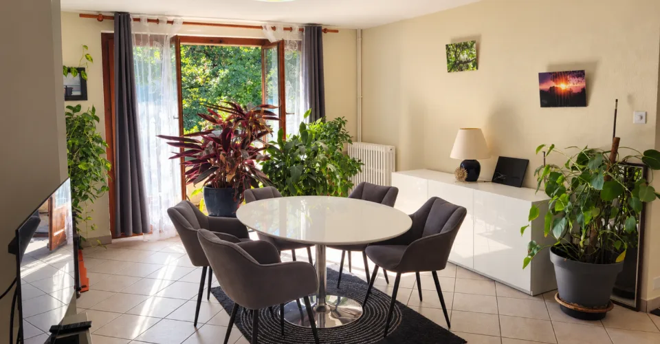 En exclusivité: Spacieux 4 pièces avec jardin – Foto 2 von 6