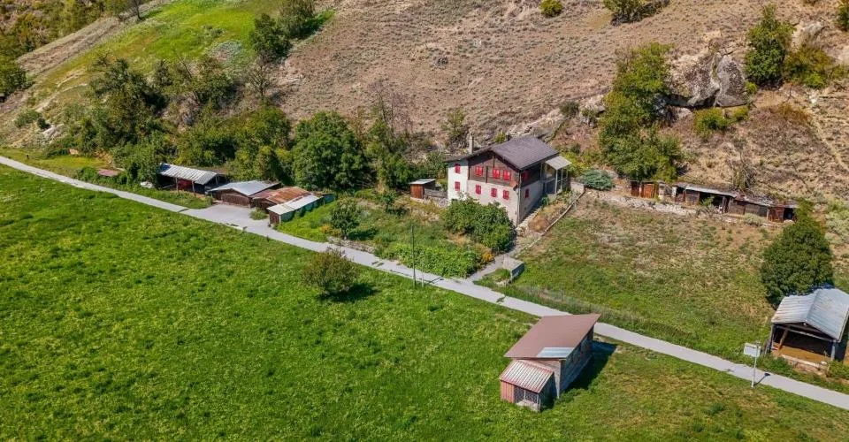 Baulandreserve mit Entwicklungspotenzial - Wohnhaus in Lalden – Foto 2 von 13