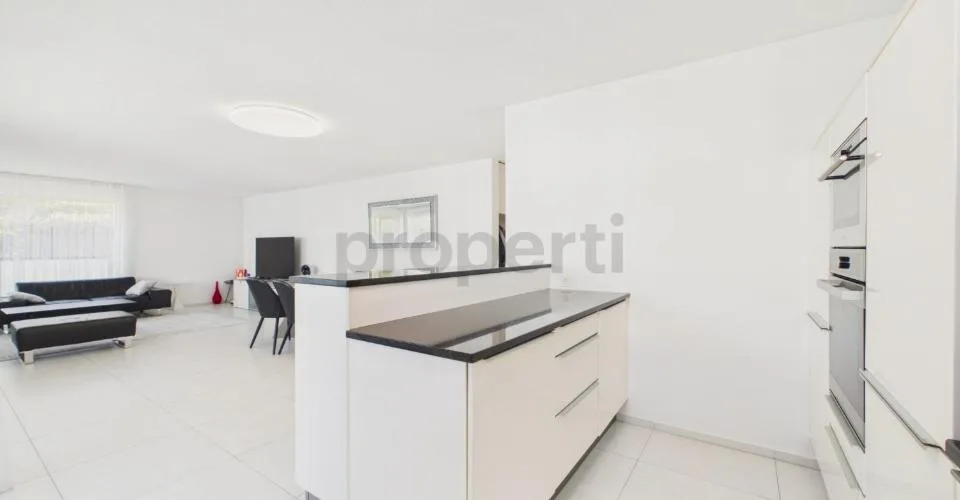 Vier Schlafzimmer, Bodenheizung, Einstellhallenplatz und zwei moderne Bäder – Foto 17 von 26