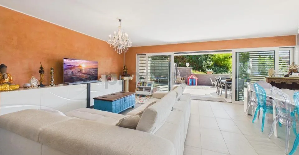 Villa contemporanea con ampi spazi, giardino e doppio garage – foto 17 di 28