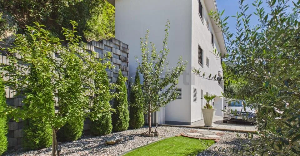 Villa contemporanea con ampi spazi, giardino e doppio garage – foto 27 di 28