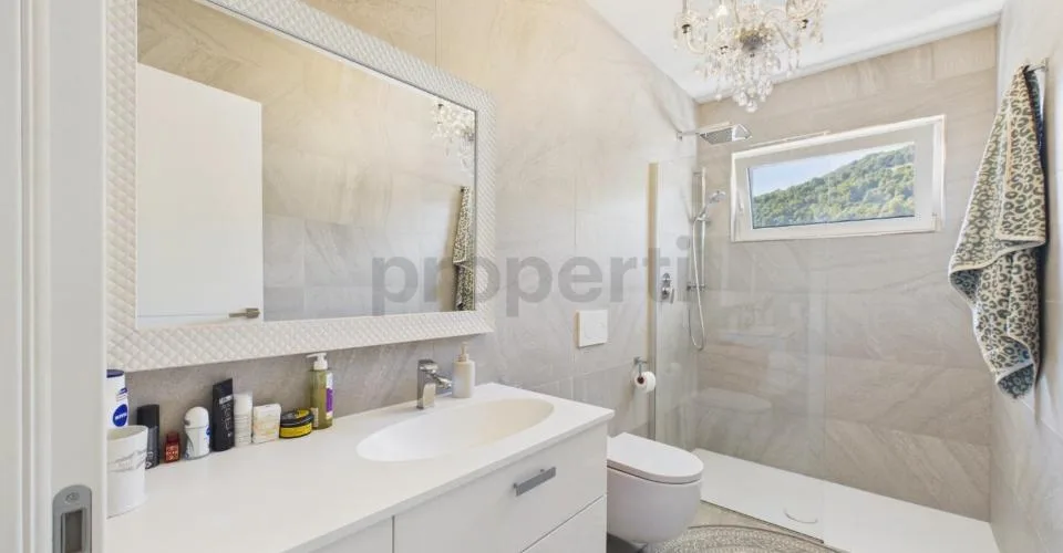 Villa contemporanea con ampi spazi, giardino e doppio garage – foto 26 di 28