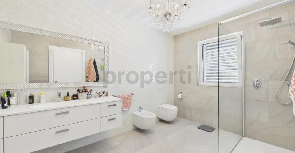 Villa contemporanea con ampi spazi, giardino e doppio garage – foto 25 di 28