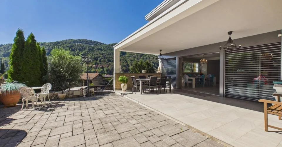 Villa contemporanea con ampi spazi, giardino e doppio garage – foto 20 di 28