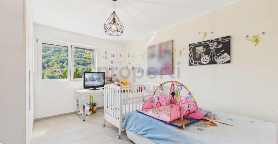 Villa contemporanea con ampi spazi, giardino e doppio garage – foto 23 di 28