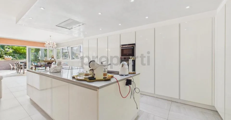 Villa contemporanea con ampi spazi, giardino e doppio garage – foto 19 di 28