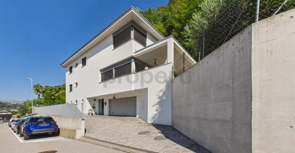 Villa contemporanea con ampi spazi, giardino e doppio garage – foto 16 di 28