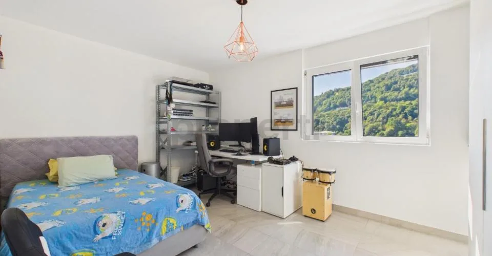 Villa contemporanea con ampi spazi, giardino e doppio garage – foto 22 di 28