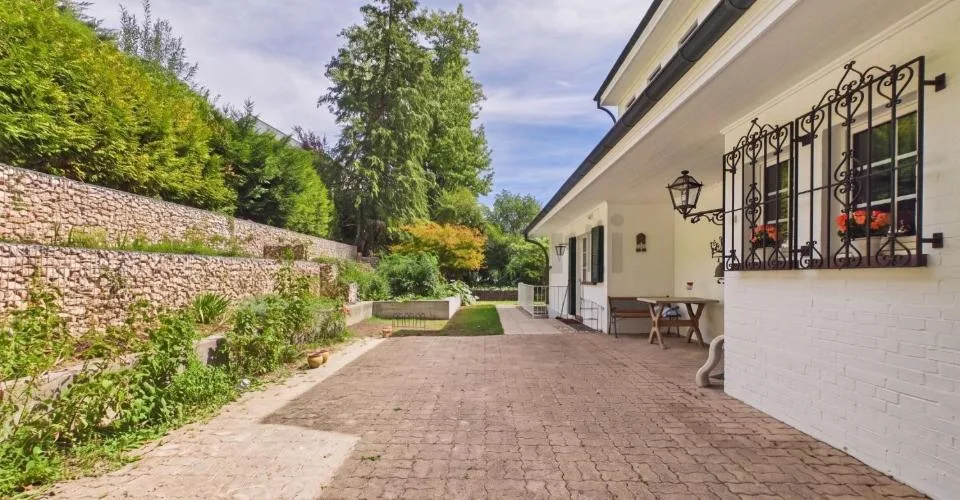 Privater Pool und traumhafte Naturkulisse: 235 m² Wohnfläche, Garagenplätze und rasche Nähe zu Basel – Foto 25 von 27