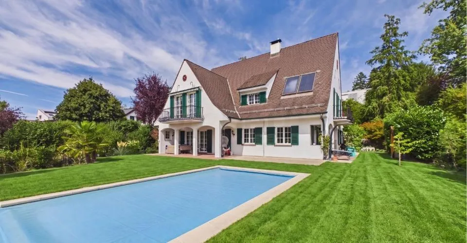 Privater Pool und traumhafte Naturkulisse: 235 m² Wohnfläche, Garagenplätze und rasche Nähe zu Basel – Foto 14 von 27