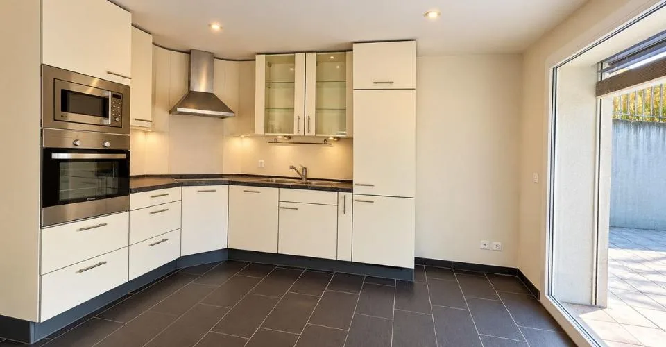 Propriété d'exception composée de deux villas avec piscine et vue sur le lac – photo 6 sur 13