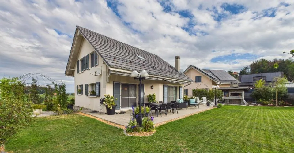Atemberaubende Aussicht, Großer Garten mit Pizzaofen, Fußbodenheizung, Keller & Idyllischer Familienrahmen! – Foto 14 von 26