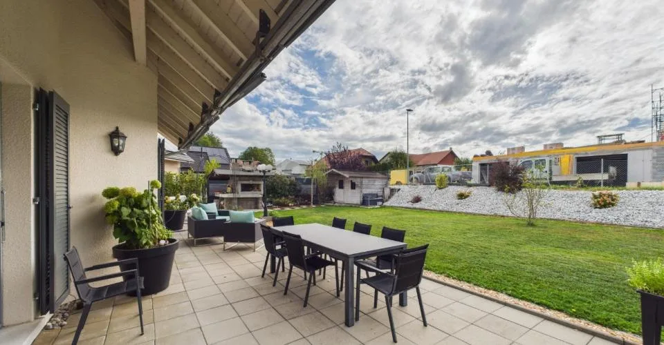 Atemberaubende Aussicht, Großer Garten mit Pizzaofen, Fußbodenheizung, Keller & Idyllischer Familienrahmen! – Foto 19 von 26