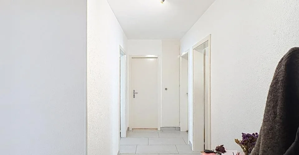 Spacieux 3.5 pièces avec grand balcon, dans un quartier calme et résidentiel – Foto 2 von 8