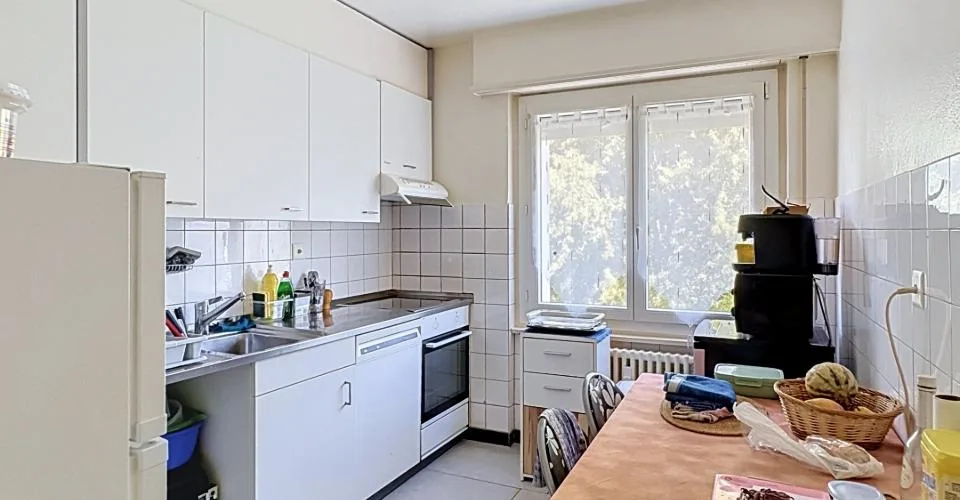 Spacieux 3.5 pièces avec grand balcon, dans un quartier calme et résidentiel – Foto 4 von 8