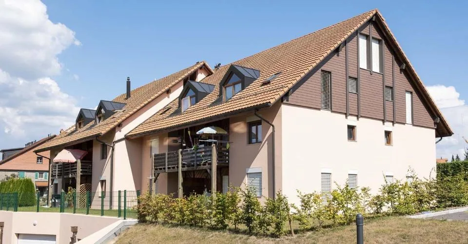 Une place de parc extérieure disponible de suite – Foto 2 von 2