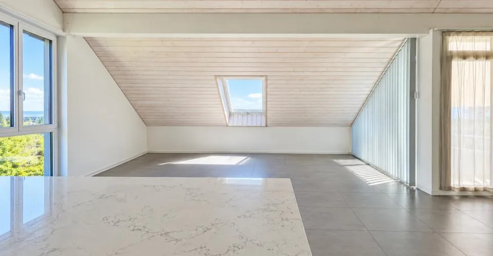 Lumineux 3.5 pièces avec grand balcon et trois places de parc – Foto 2 von 9