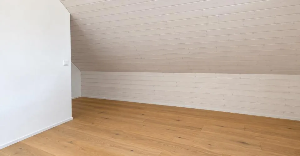 Lumineux 3.5 pièces avec grand balcon et trois places de parc – Foto 7 von 9