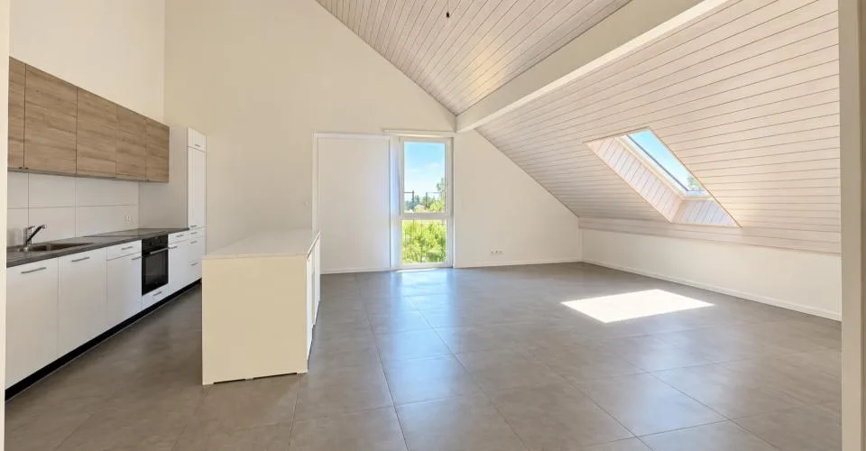 Lumineux 3.5 pièces avec grand balcon et trois places de parc – Foto 4 von 9