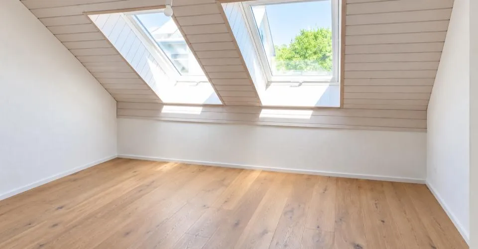 Lumineux 3.5 pièces avec grand balcon et trois places de parc – Foto 6 von 9